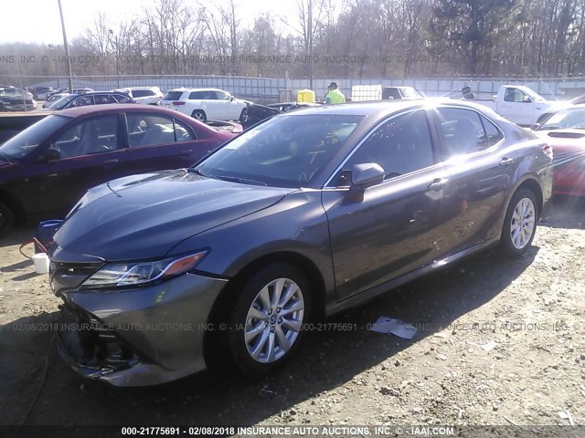 4T1B11HK2JU026302 - 2018 TOYOTA CAMRY L/LE/XLE/SE/XSE GRAY photo 2