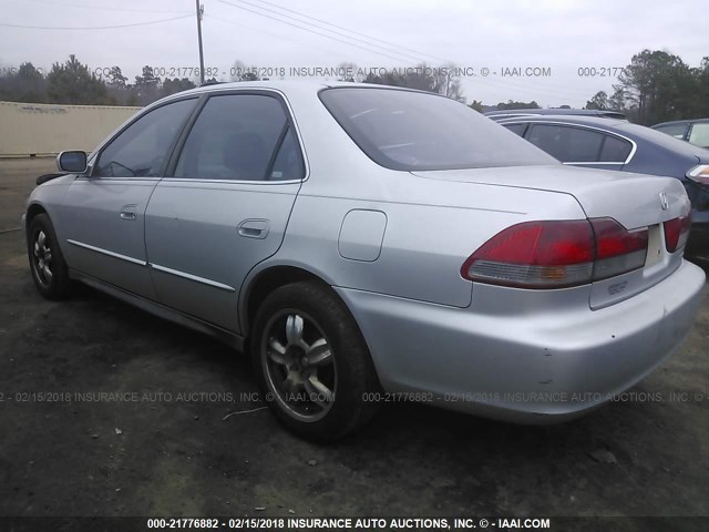 1HGCG56702A115643 - 2002 HONDA ACCORD SE SILVER photo 3