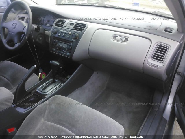 1HGCG56702A115643 - 2002 HONDA ACCORD SE SILVER photo 5