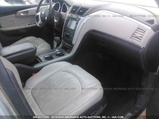 1GNEV33D99S121660 - 2009 CHEVROLET TRAVERSE LTZ SILVER photo 5