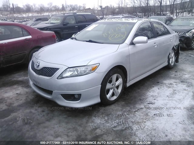 4T1BF3EK9BU200806 - 2011 TOYOTA CAMRY SE/LE/XLE ვერცხლისფერი ფოტო 2