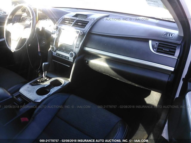 4T1BF1FK6CU546512 - 2012 TOYOTA CAMRY SE/LE/XLE WHITE photo 5