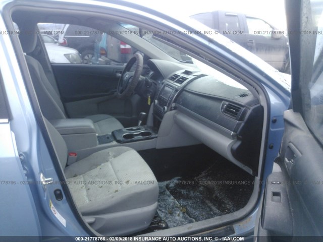 4T4BF1FKXCR193519 - 2012 TOYOTA CAMRY SE/LE/XLE Light Blue photo 5