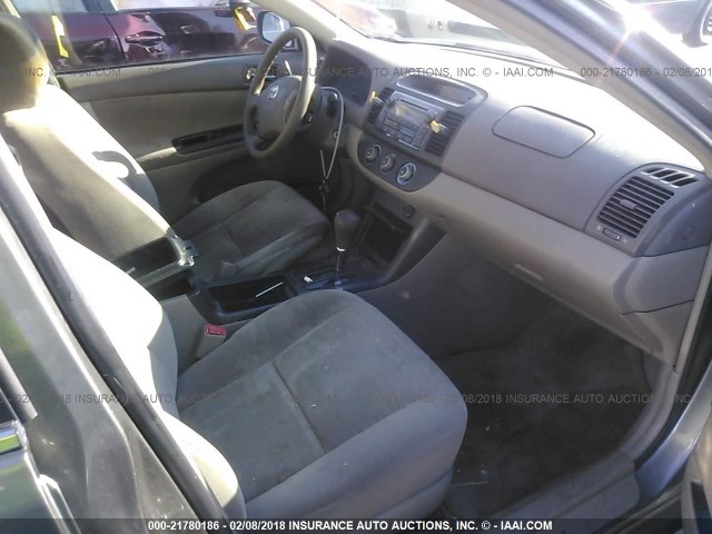 4T1BE32K65U634905 - 2005 TOYOTA CAMRY LE/XLE/SE GRAY photo 5