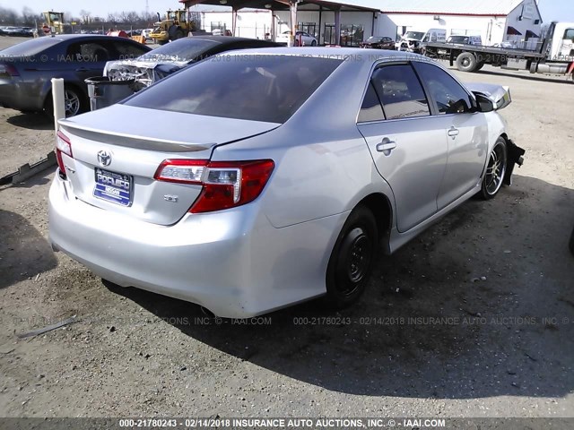 4T1BF1FK8DU228912 - 2013 TOYOTA CAMRY L/SE/LE/XLE Gümüş foto 4