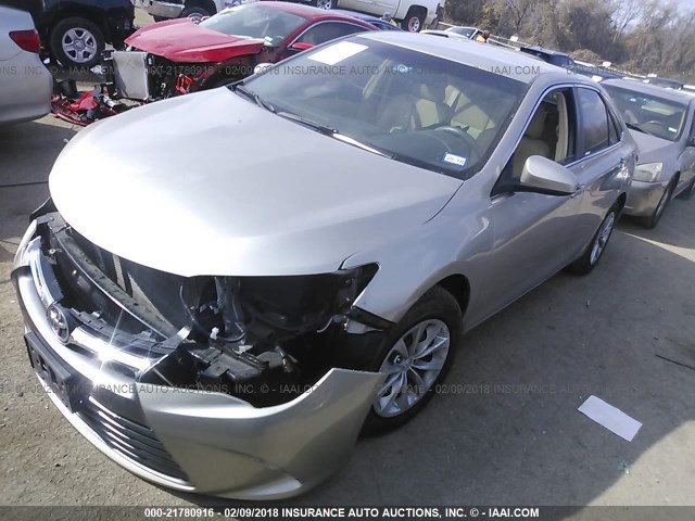 4T4BF1FK1GR518841 - 2016 TOYOTA CAMRY LE/XLE/SE/XSE Gold Foto 2