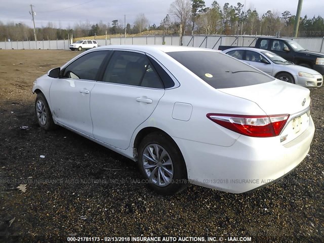 4T4BF1FK9FR480919 - 2015 TOYOTA CAMRY LE/XLE/SE/XSE WHITE photo 3