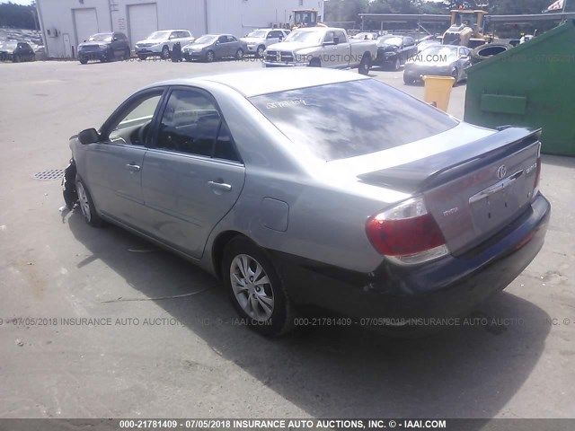 4T1BF32K95U610353 - 2005 TOYOTA CAMRY LE/XLE/SE ნაცრისფერი ფოტო 3