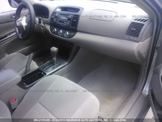 4T1BF32K95U610353 - 2005 TOYOTA CAMRY LE/XLE/SE ნაცრისფერი ფოტო 5