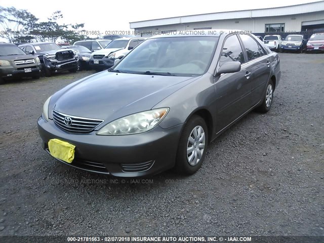 JTDBE32KX53019493 - 2005 TOYOTA CAMRY LE/XLE/SE GRAY photo 2