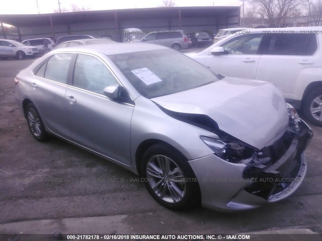 4T1BF1FK4FU070569 - 2015 TOYOTA CAMRY LE/XLE/SE/XSE Silber Foto 1