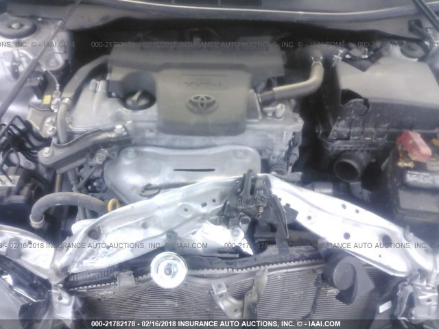 4T1BF1FK4FU070569 - 2015 TOYOTA CAMRY LE/XLE/SE/XSE Silber Foto 10