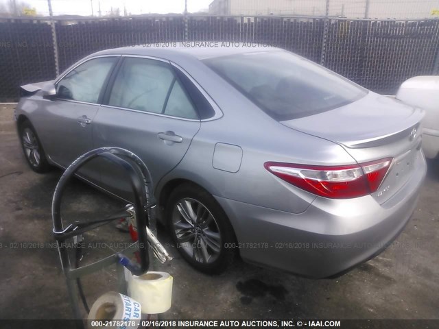 4T1BF1FK4FU070569 - 2015 TOYOTA CAMRY LE/XLE/SE/XSE Silber Foto 3