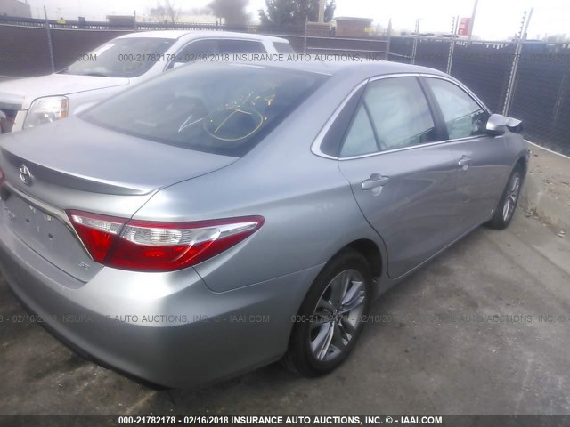 4T1BF1FK4FU070569 - 2015 TOYOTA CAMRY LE/XLE/SE/XSE Silber Foto 4