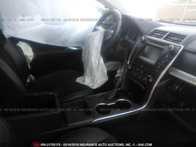 4T1BF1FK4FU070569 - 2015 TOYOTA CAMRY LE/XLE/SE/XSE Silber Foto 5