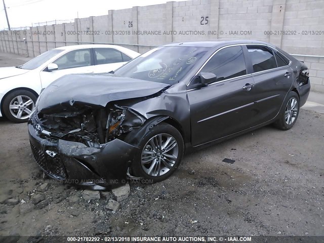 4T1BF1FK6GU596235 - 2016 TOYOTA CAMRY LE/XLE/SE/XSE GRAY photo 2