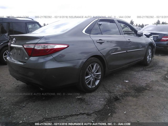 4T1BF1FK6GU596235 - 2016 TOYOTA CAMRY LE/XLE/SE/XSE GRAY photo 4