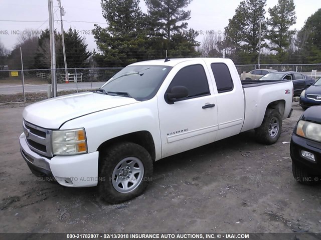 1GCRKSE38BZ245689 - 2011 CHEVROLET SILVERADO K1500 LT WHITE photo 2