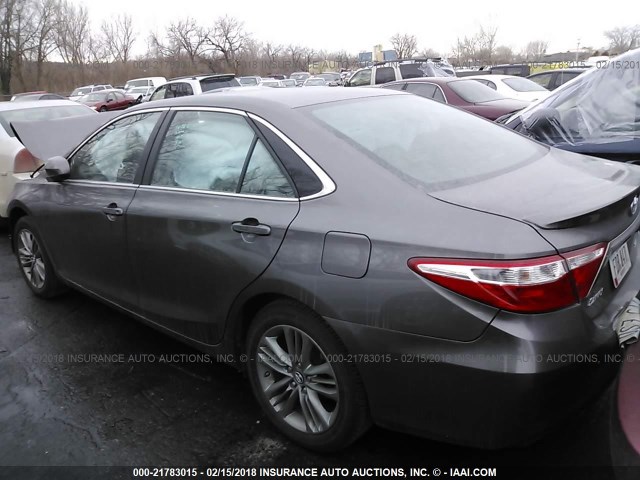 4T1BF1FK9HU342584 - 2017 TOYOTA CAMRY LE/XLE/SE/XSE GRAY photo 3