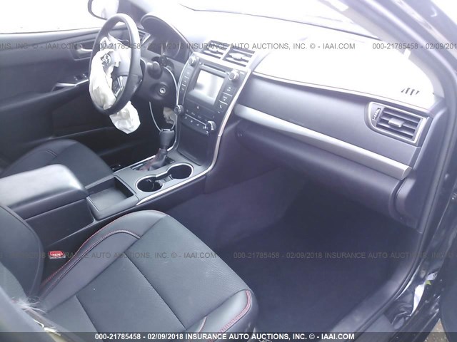 4T1BF1FK2HU393554 - 2017 TOYOTA CAMRY LE/XLE/SE/XSE BLACK photo 5