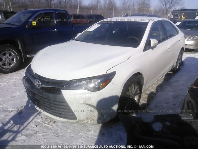 4T1BF1FK4FU893468 - 2015 TOYOTA CAMRY LE/XLE/SE/XSE Weiß Foto 2