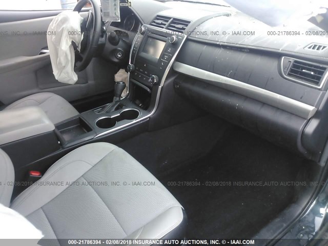 4T1BF1FK1GU233681 - 2016 TOYOTA CAMRY LE/XLE/SE/XSE შავი ფოტო 5