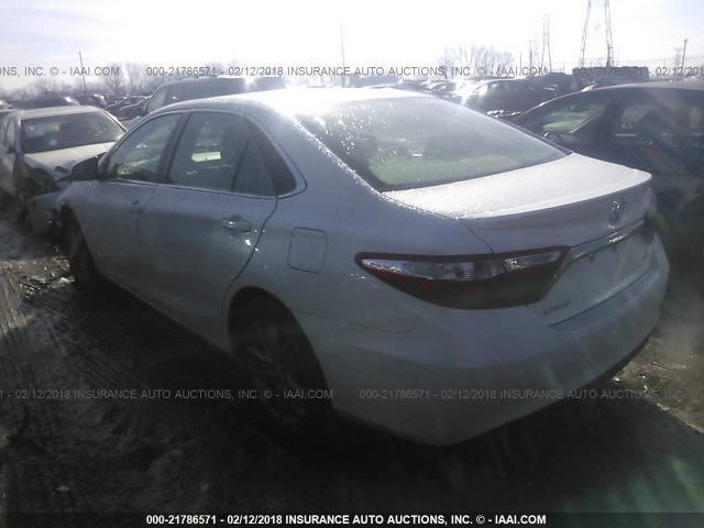 4T1BF1FK7FU487362 - 2015 TOYOTA CAMRY LE/XLE/SE/XSE WHITE photo 3