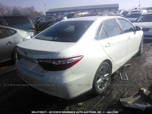 4T1BF1FK7FU487362 - 2015 TOYOTA CAMRY LE/XLE/SE/XSE WHITE photo 4