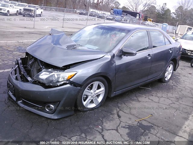 4T1BF1FK0EU425591 - 2014 TOYOTA CAMRY L/SE/LE/XLE GRAY photo 2