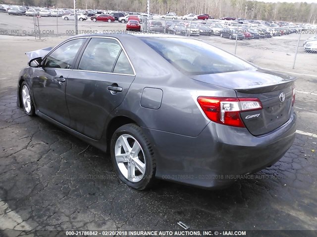 4T1BF1FK0EU425591 - 2014 TOYOTA CAMRY L/SE/LE/XLE ნაცრისფერი ფოტო 3