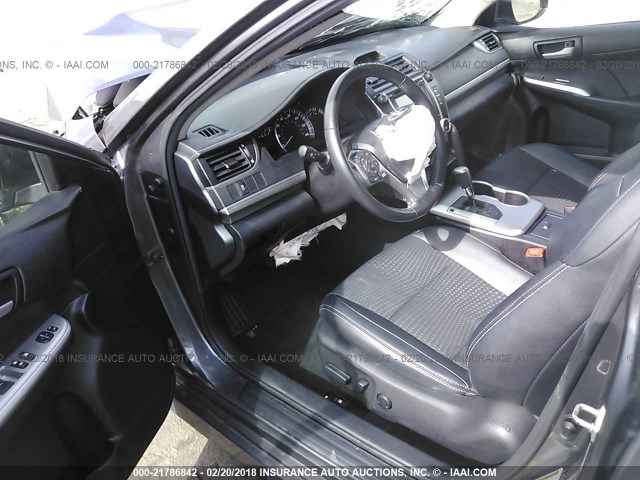 4T1BF1FK0EU425591 - 2014 TOYOTA CAMRY L/SE/LE/XLE ნაცრისფერი ფოტო 5