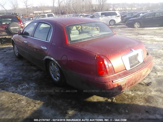 1LNFM82WXWY657523 - 1998 LINCOLN TOWN CAR SIGNATURE RED photo 3