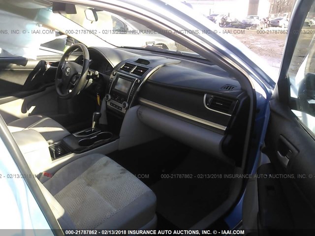 4T1BF1FK6CU586217 - 2012 TOYOTA CAMRY SE/LE/XLE 浅蓝色 照片 5