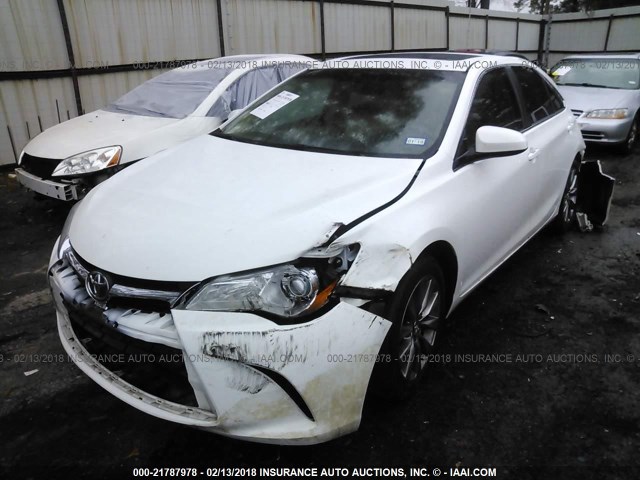 4T1BF1FK6GU533877 - 2016 TOYOTA CAMRY LE/XLE/SE/XSE WHITE photo 2
