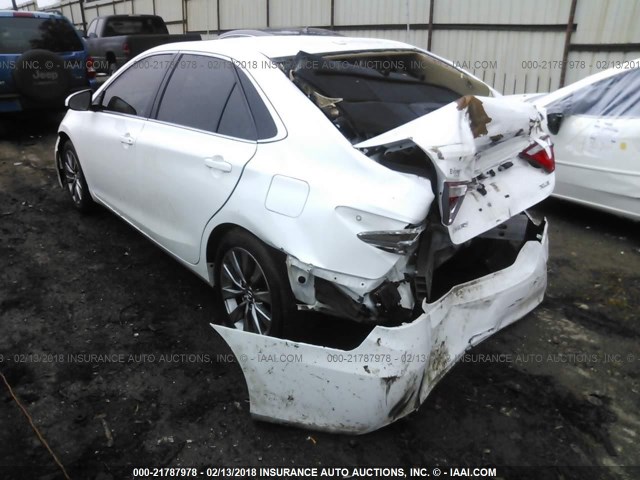4T1BF1FK6GU533877 - 2016 TOYOTA CAMRY LE/XLE/SE/XSE WHITE photo 3