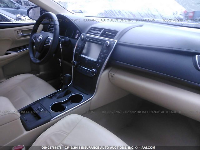 4T1BF1FK6GU533877 - 2016 TOYOTA CAMRY LE/XLE/SE/XSE WHITE photo 5