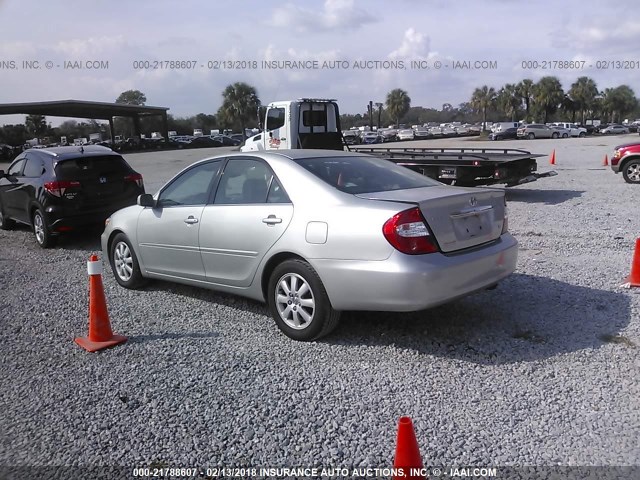 4T1BF30K73U554395 - 2003 TOYOTA CAMRY LE/XLE/SE ვერცხლისფერი ფოტო 3