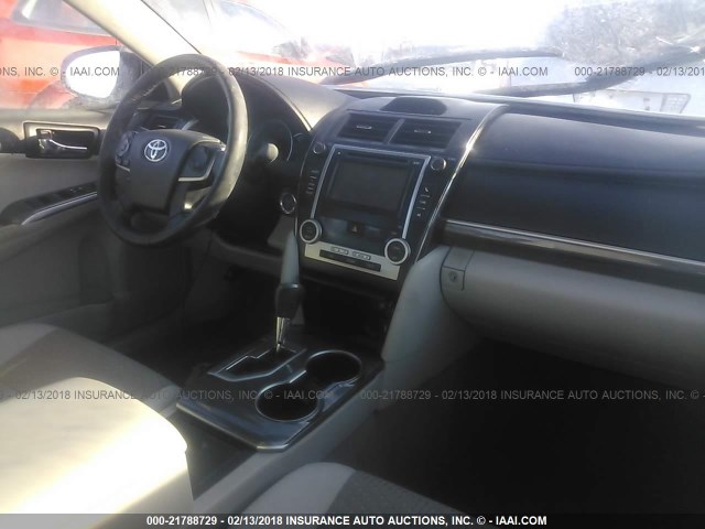 4T1BD1FK4CU059119 - 2012 TOYOTA CAMRY HYBRID/LE/XLE 白色 照片 5