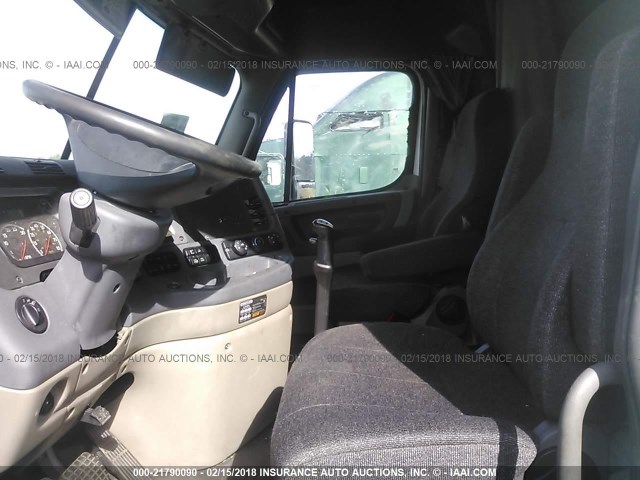 1FUJGLDR7CLBC3024 - 2012 FREIGHTLINER CASCADIA 125  WHITE photo 5