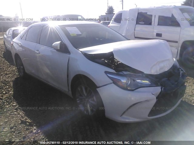 4T1BF1FK2GU256340 - 2016 TOYOTA CAMRY LE/XLE/SE/XSE WHITE photo 1