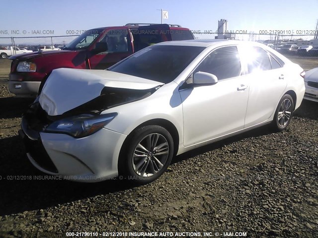4T1BF1FK2GU256340 - 2016 TOYOTA CAMRY LE/XLE/SE/XSE WHITE photo 2