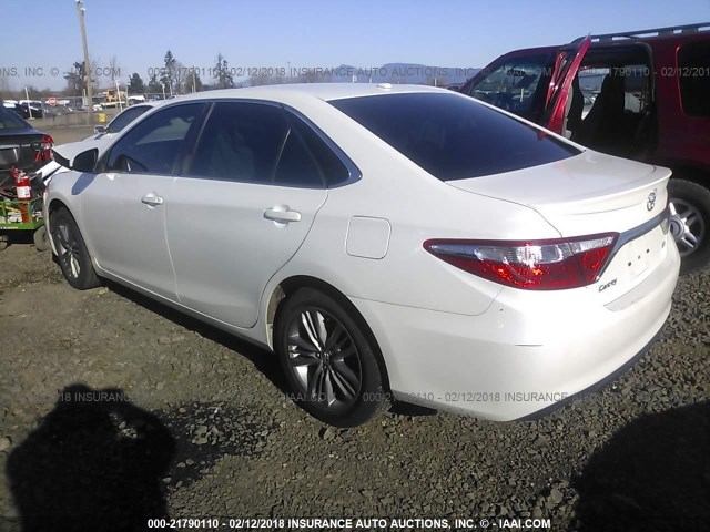 4T1BF1FK2GU256340 - 2016 TOYOTA CAMRY LE/XLE/SE/XSE WHITE photo 3