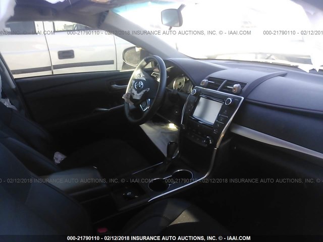 4T1BF1FK2GU256340 - 2016 TOYOTA CAMRY LE/XLE/SE/XSE WHITE photo 5