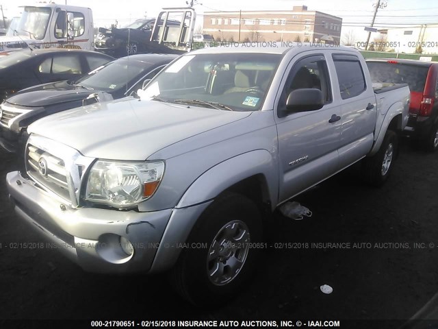 3TMLU4EN3AM055120 - 2010 TOYOTA TACOMA DOUBLE CAB ნაცრისფერი ფოტო 2
