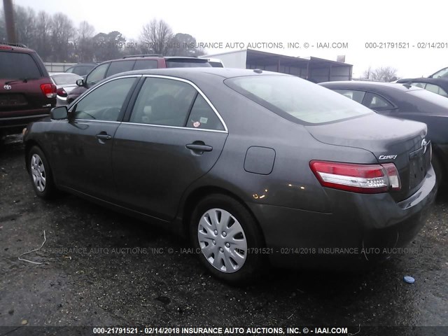 4T4BF3EK2AR050297 - 2010 TOYOTA CAMRY SE/LE/XLE GRAY photo 3