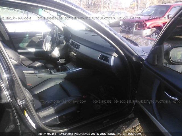 WBAVB17526NH93028 - 2006 BMW 325 I AUTOMATIC შავი ფოტო 5