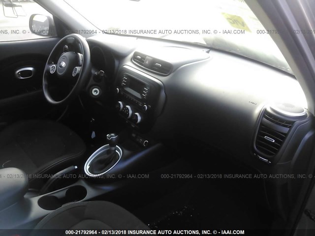 KNDJN2A26G7407436 - 2016 KIA SOUL GRAY photo 5