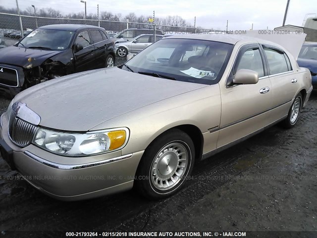 1LNFM82W1WY652677 - 1998 LINCOLN TOWN CAR SIGNATURE GOLD photo 2