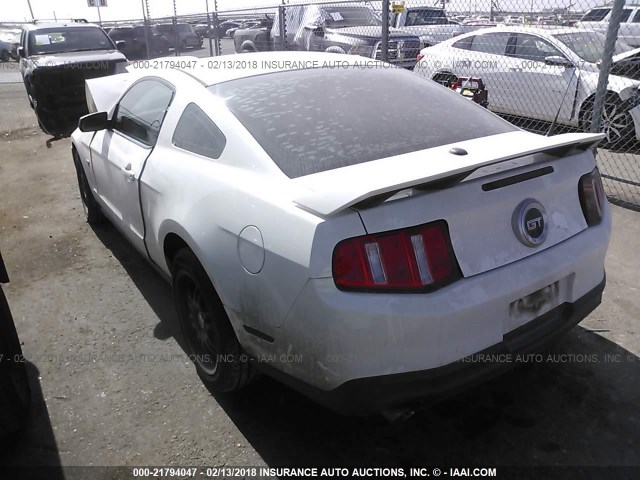 1ZVBP8CH5A5149347 - 2010 FORD MUSTANG GT WHITE photo 3