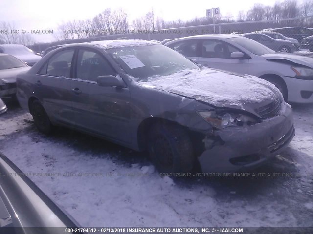 JTDBE30K820104042 - 2002 TOYOTA CAMRY LE/XLE/SE ნაცრისფერი ფოტო 1